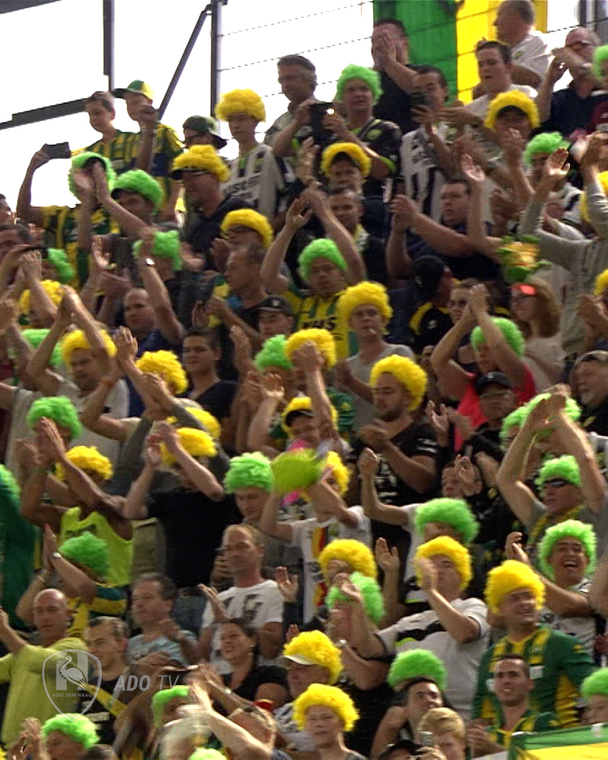 💛💚 Een moment om nooit te vergeten. Tien jaar geleden kleurde De Kuip even geel-groen, toen supporters van ADO Den Haag massaal knuffels naar het vak onder hen gooiden, waar zieke kinderen van het Sophia Kinderziekenhuis zaten. 🧸 #feyADO #ADODenHaag