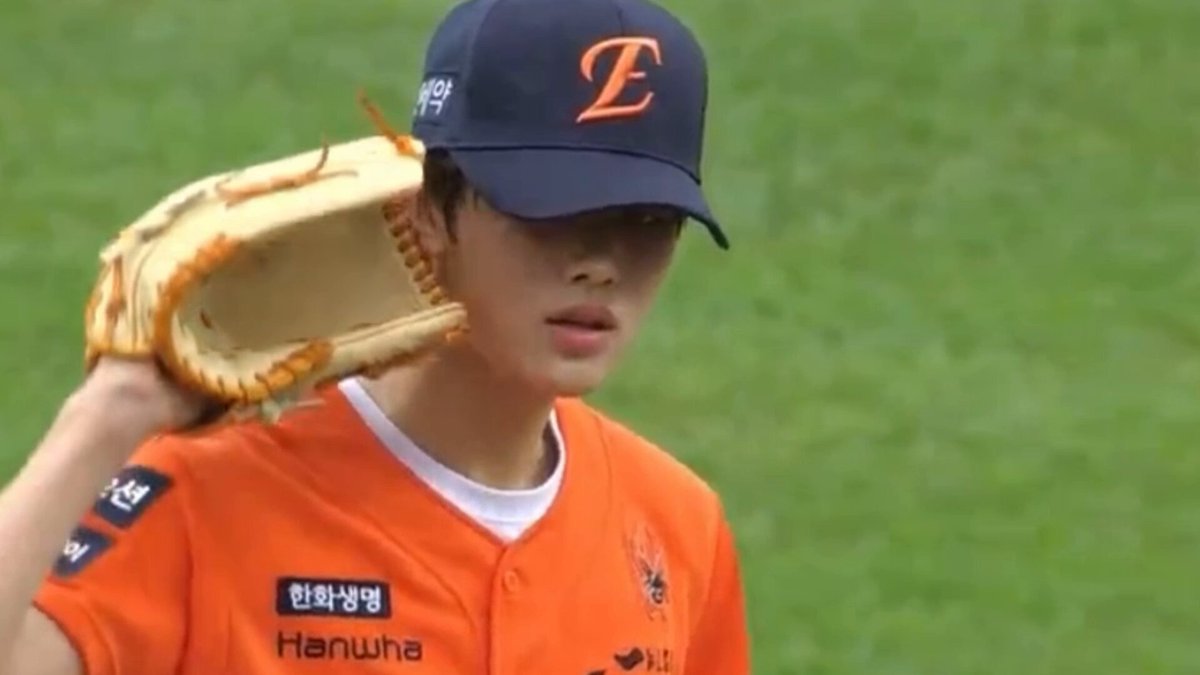 seonghyeon threw first pitch for the hanwha eagles! #EOMStrikesFirstPitch #대전의아들성현 #SEONGHYEON #성현