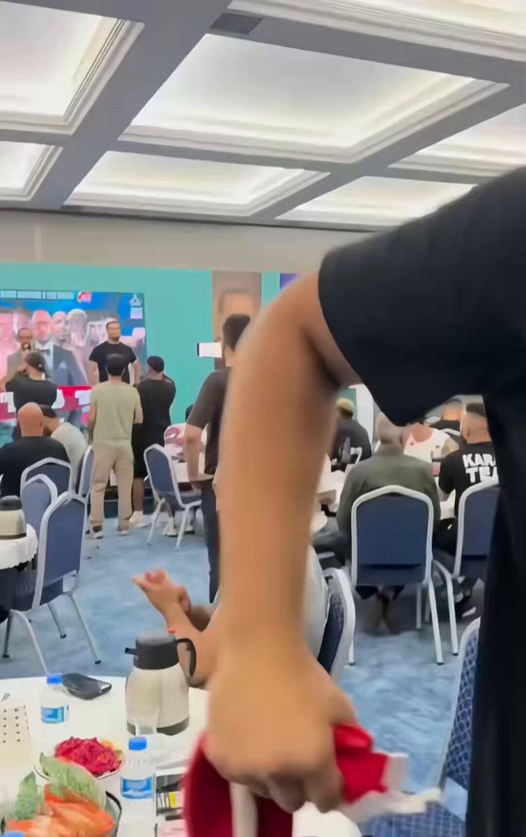Fransız boksöre sahnede artistlik yapmak isteyen Türk boksör, hiç beklemediği anda Osmanlı tokadını yedi.