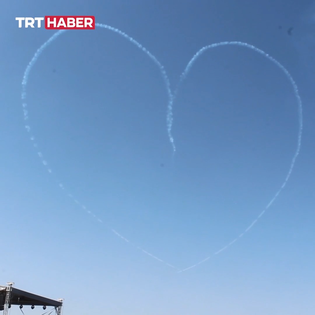 🇹🇷Türk Yıldızları, Romanya'da düzenlenen Uluslararası Bükreş Hava Gösterisi kapsamında gösteri uçuşu gerçekleştirdi.
