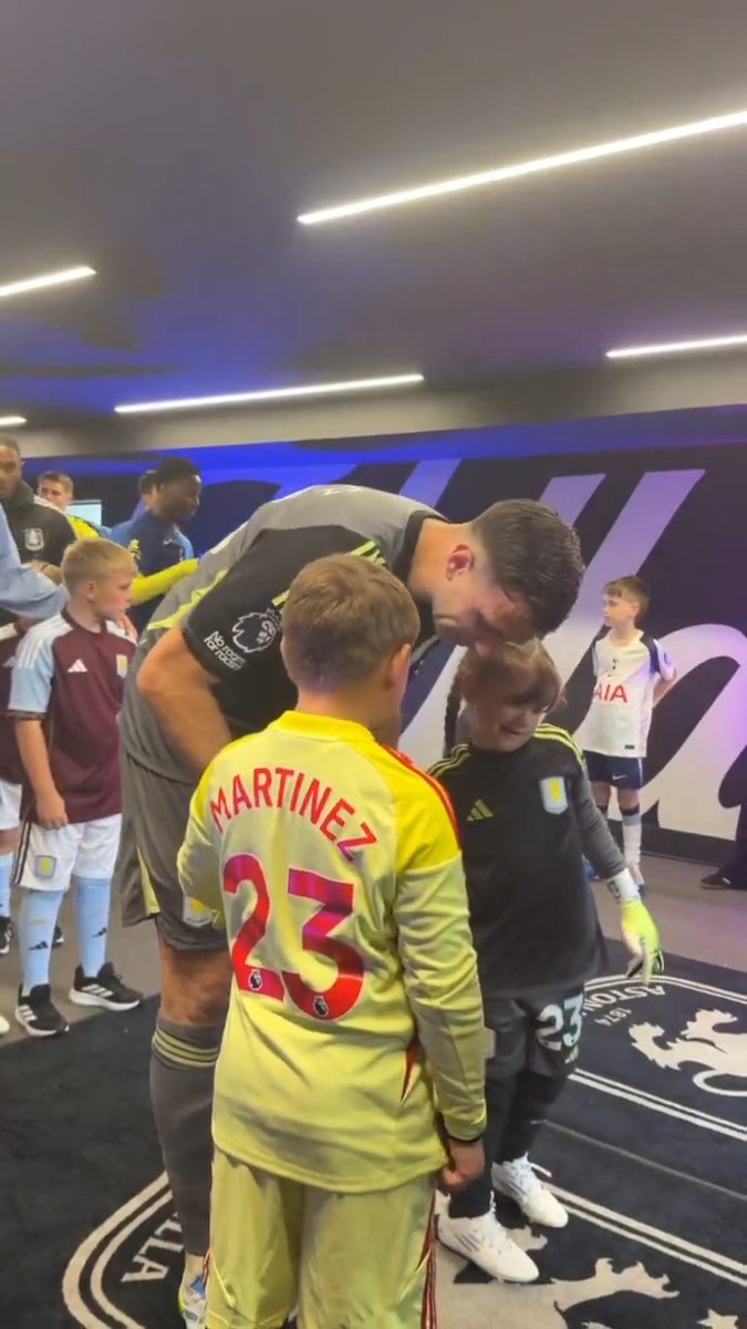 When Emi Martinez got to walk out with both his kids as mascots ❤️
