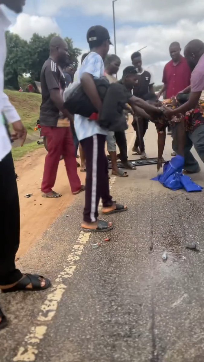 She was on her way to set up studio equipment for her sister’s photoshoot yesterday in Abuja when a mechanic driving someone’s car was involved in an acc!dent right Infront of her own car. She sûspended her plans and rushed back to the acc!dent scene, where she later helped the driver look for nearby police officers and Road Safety officials.