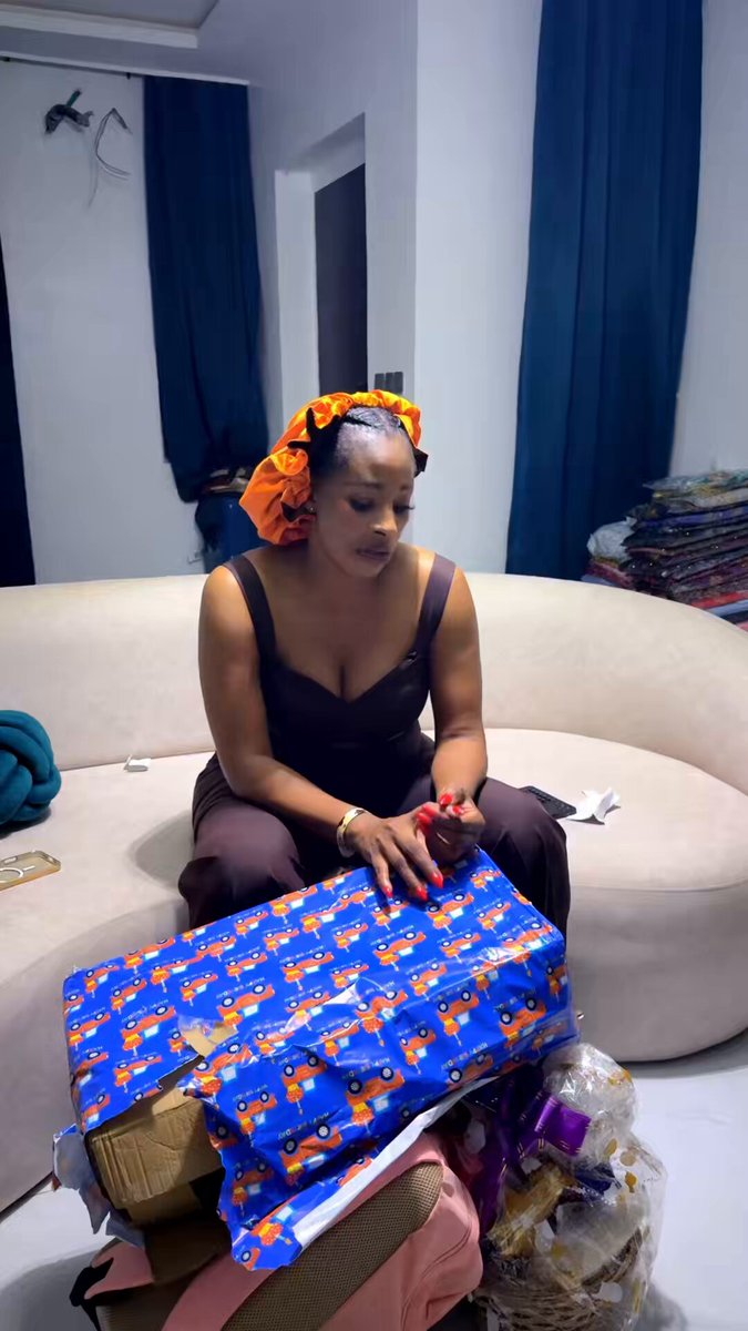 Aishat Lawal unboxing the load of gifts she got from Rakeem’s birthday 🎁
