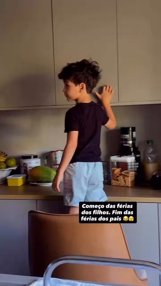 VÉI EU TÔ ME MIJANDO KKKKKKKKKKKKK "ah helena cuidado" E NEM SE MOVEU PRA OLHAR PRO LADO PRA VER SE A IRMÃ ESTAVA BEM