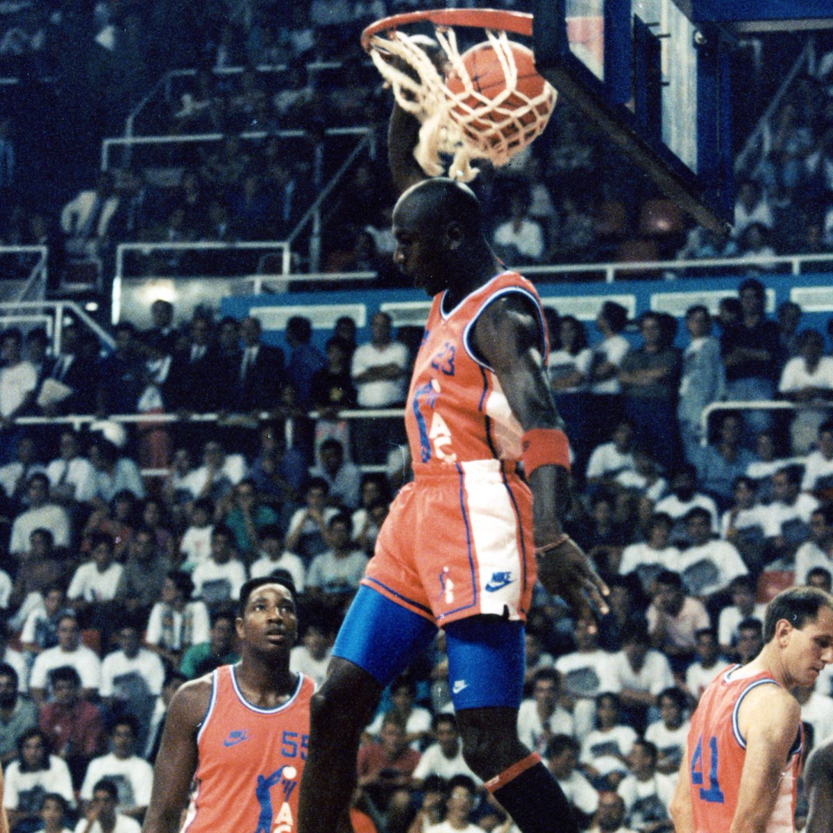 31 de agosto de 1990: Michael Jordan jugando en la Liga Endesa Sí, pasó