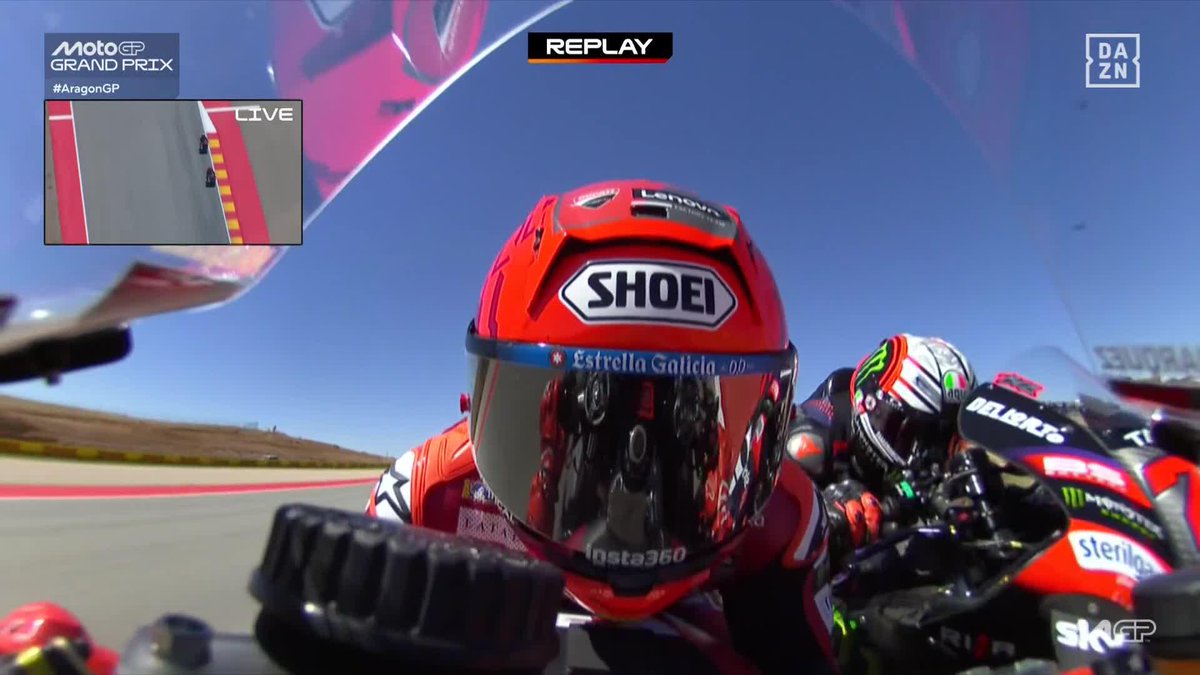 ¡QUÉ IMAGEN! ¡VIVA EL MOTOCICLISMO! 🫢 Este duelo entre Marc Márquez y Marco Bezzecchi es uno de los momentos de la temporada 👏🏻👏🏻👏🏻 #AragonGP 🇪🇸 #MotoGP 🏁