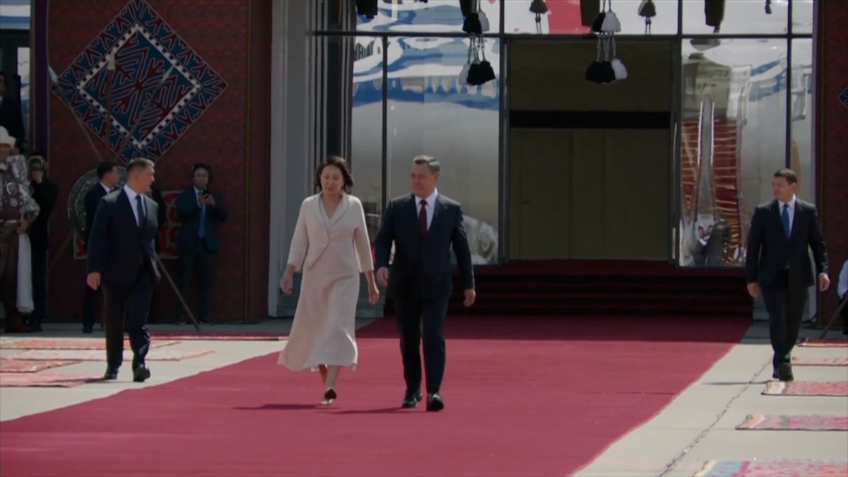 Kyrgyz president and his wife welcome Chinese President #XiJinping at airport in Bishkek #SCO2026 For more:
