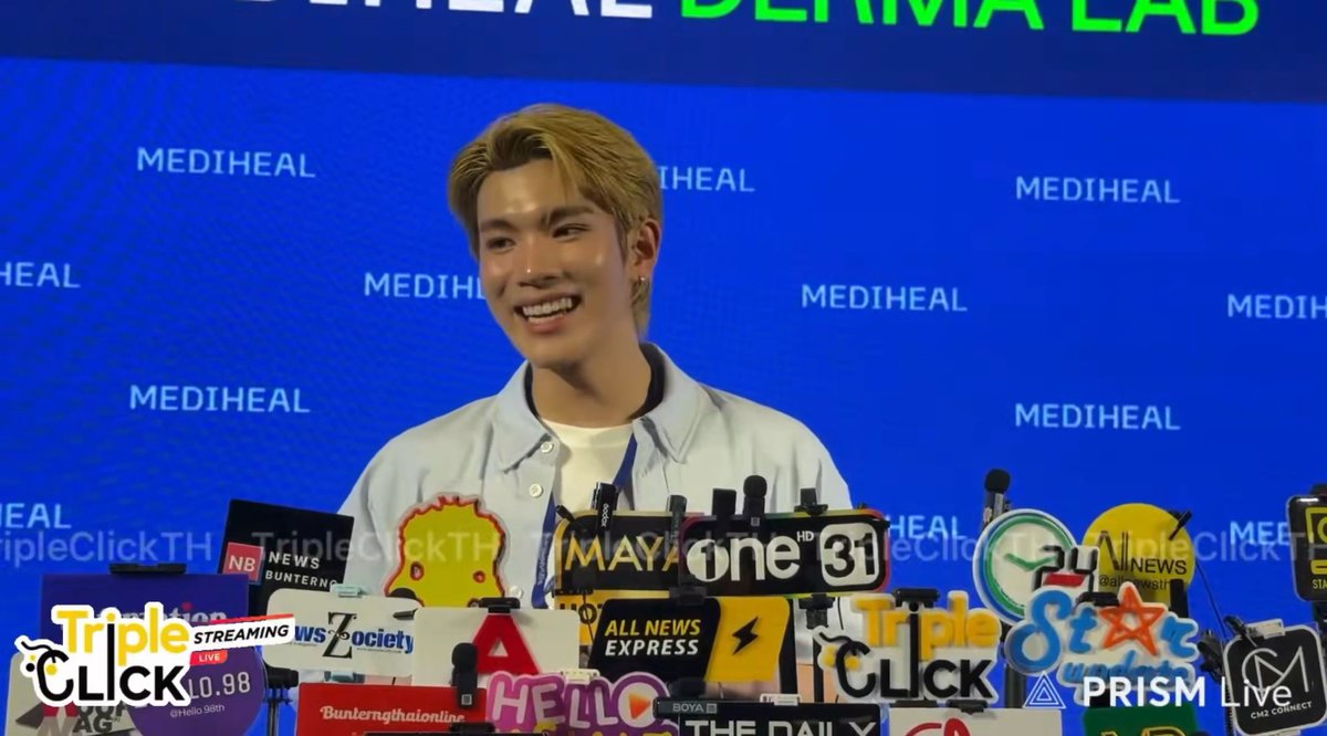 FOURTH CERITA TENTANG PHUWIN SEMPET NGGAK ADA JOB SAAT COVID 😭😭 & SHARING TENTANG SIFAT POND… 🥹😭🤍🫳🏻🫳🏻 4️⃣: Aku sayang banget sama PondPhuwin, bener-bener sayang banget sama mereka. Aku ikut senang banget lihat mereka berdua sekarang, karena aku udah ngelihat mereka dari waktu mereka masih di tahap awal. Memang nggak dari hari pertama banget, aku nggak ada dari awal, tapi aku ada di masa mereka lagi berusaha keras dan kasih banyak banget effort buat semuanya. 4️⃣: Waktu pertama kali kenal Phuwin, dia sering cerita ke aku tentang masa-masa FUTS. Waktu itu series mereka memang lagi populer banget, FUTS… Tapi dia pernah cerita, “Waktu itu aku hampir nggak punya kerjaan yang masuk,” karena kebetulan lagi masa COVID, jadi dia harus banyak di rumah. Dia ngerasa kayak nggak bisa kerja atau ngelakuin hal-hal yang dia mau. Dia sering banget cerita soal kehidupannya waktu itu ke aku. 4️⃣: Dan sekarang lihat dia udah sukses, kerjaannya banyak banget, punya konser, punya banyak lagu, dan segala macam… aku bener-bener senang buat dia. Rasanya kayak akhirnya tiba juga waktunya dia bersinar. Aku bener-bener senang banget buat dia. (🥺🤍) 4️⃣: Begitu juga sama P’Pond. Aku juga sayang banget sama P’Pond. Kalau aku cuma ngomongin Phuwin, nanti P’Pond bisa ngambek. Dia badannya memang besar, tapi sebenarnya hatinya gampang terluka, serius. (🥹🤍) Tapi iya, aku juga sayang P’Pond karena dia orangnya baik. Dia juga orang yang kerja keras banget dalam segala hal. Mereka berdua bagus, bener-bener bagus. Dua-duanya berbakat banget. 4️⃣: Kami saling support dan selalu nyemangatin satu sama lain. Kalau aku lagi punya sesuatu yang kepikiran, aku bakal datang ke mereka buat minta nasihat. Begitu juga kalau mereka lagi punya sesuatu, mereka juga bakal datang ke aku buat minta nasihat. 🤍 // LOVE PONDPHUWIN & FOURTH FRIENDSHIP!! 😭😭😭🤍🤏🏻 #phuwintang #fourthnattawat #PondPhuwin #ppnaravit #PondPhuwin2ndFMinRome PONDPHUWIN ROME MOMENT D2