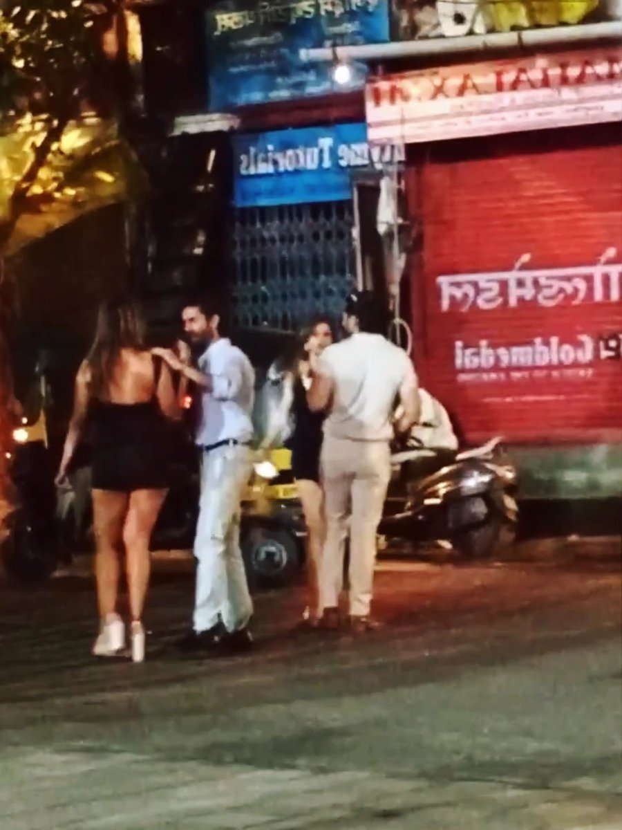 सड़क किनारे खड़ी पहली वीडियो दिखाई दे रही इन 3 लड़कियों की डिमांड ग्राहकों के बीच इस कदर थी कि हर कोई इनके साथ अपनी रात रंगीन करना चाहता था... अपनी बढ़ती डिमांड के चलते ये तीनों अपने ग्राहकों से 8 से 10 हजार रूपये तक वसूल करती थी... लेकिन फिर इनकी मार्किट में दो रशियन लड़कियों ने एंट्री मारकर, केवल 6 हजार में अपनी सर्विस देना शुरू कर दिया... अपनी मार्किट को डाउन देखकर भी ये लड़कियां कभी अपने रेट नहीं घटाई, इसलिए धीरे धीरे इनके ग्राहक रशियन लड़कियों की तरफ जाने लगे... इनकी हालत अब ऐसी हो गई है कि इनको कोई 1000 रुपए भी नही देता है... जबकी दूसरी वीडियो में दिखाई दे रही दोनों रशियन लड़कियों के पास एडवांस बुकिंग रहने लगी है... इससे सभी को सबक लेना चाहिए कि समय के अनुसार अगर खुद का नहीं बदलोगे तो समय तुम्हे बहुत पीछे छोड़ देगा...