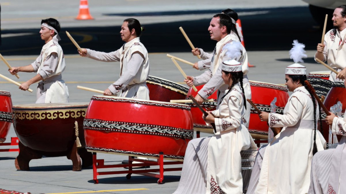 Kyrgyzstan welcomes Chinese President #XiJinping with traditional ceremonies #SCO2026