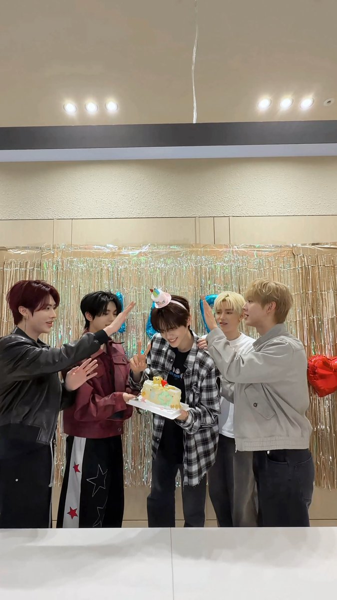 생일 주인공 뀨 등장 🥳🎉⋰˚☆ 🔗 #AND2BLE #앤더블 #KIMGYUVIN #김규빈