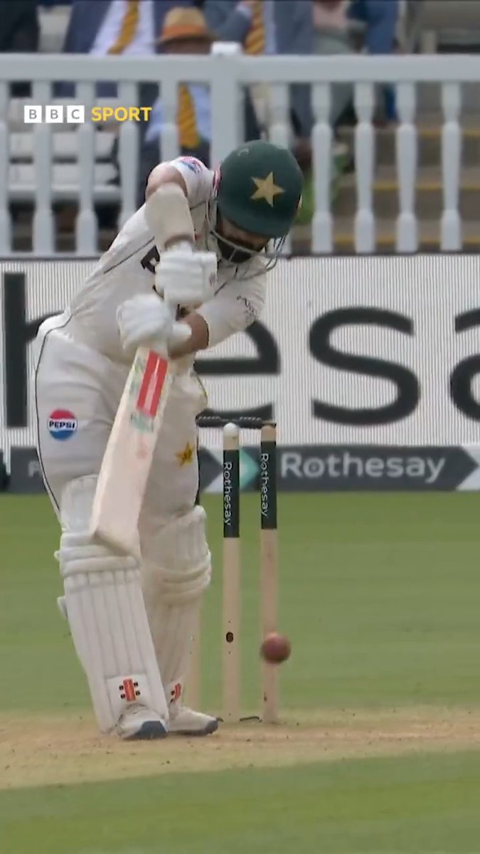 "Some resistance being shown!" 😤 Pakistan's Saud Shakeel brings up his half-century from 54 balls at Lord's 🏏