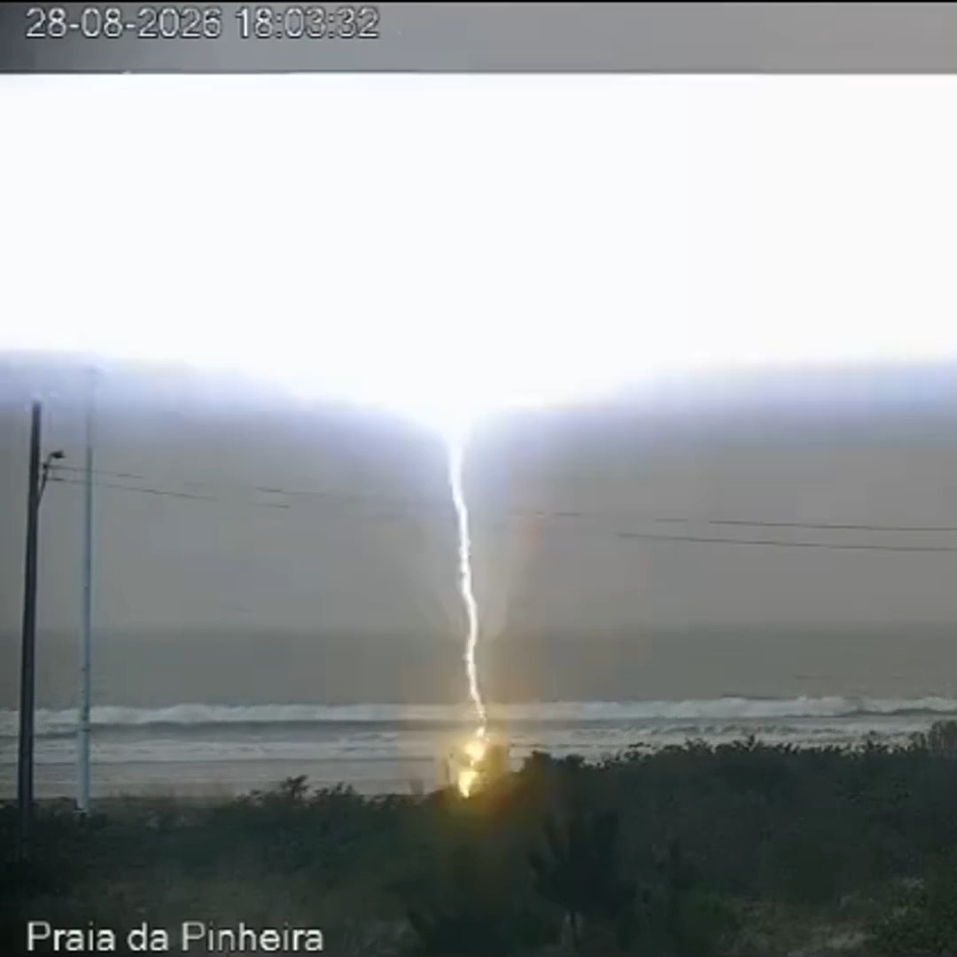 A 39 year old woman was struck by lightning at Pinheira Beach in Palhoça, Brazil on Friday evening. Paramedics reportedly used an external defibrillator on her and got a pulse but she died at the hospital. Swim accordingly... ⚡️ #brazil #beach #Palhoça #lightning #nature #raio