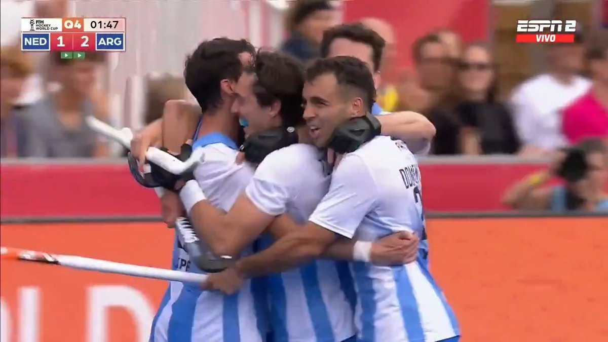 ¡GOLAZO DE LOS LEONES! Llegando al final del partido Matías Rey marca el 2-1 de Argentina ante Países Bajos y con este resultado, el seleccionado masculino de hockey se está quedando con el tercer puesto. 📺 Todos los partidos de #HWC2026 en Disney+ Plan Premium