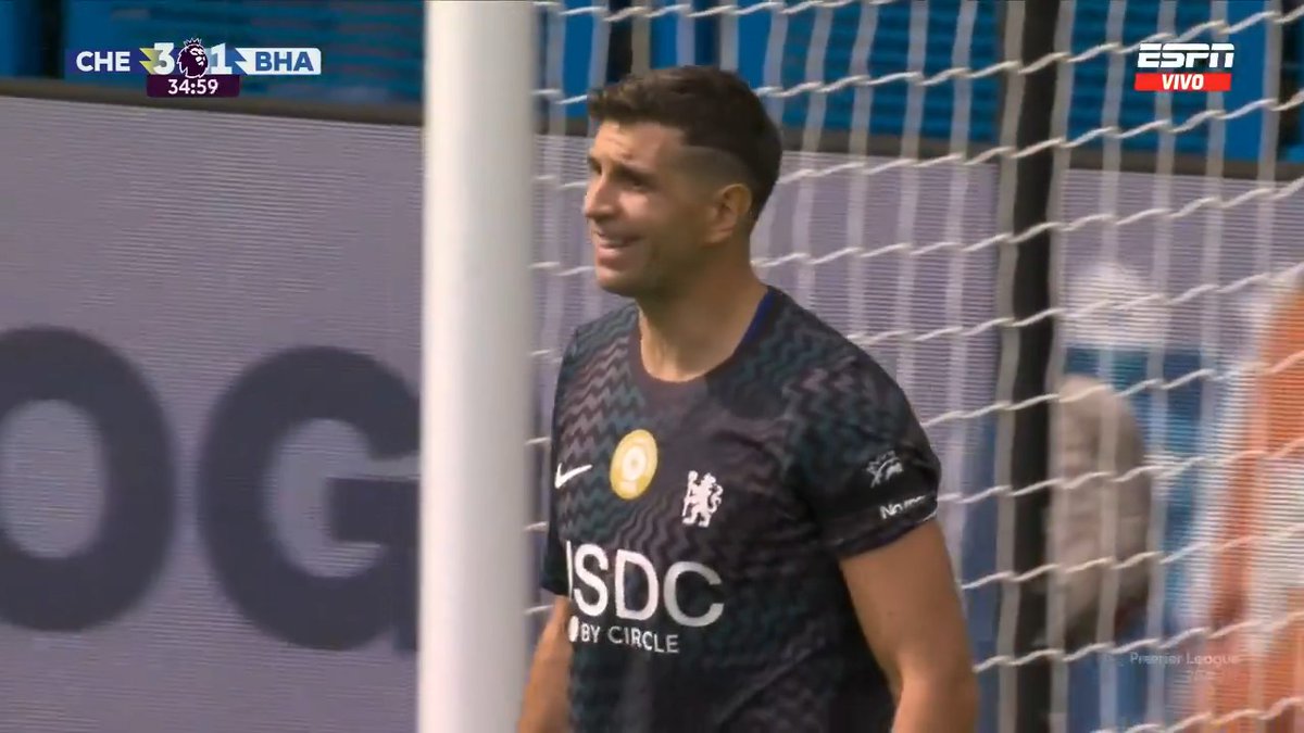 ¡DIBU PUDO EN LA PRIMERA, PERO EL REBOTE NO AYUDÓ! El arquero argentino le tapó un mano a mano a Charalampos Kostoulas, pero Malick Yalcouye estuvo atento y anotó para Brighton ante Chelsea. 📺 Mirá la Premier League por #DisneyPlus Plan Premium