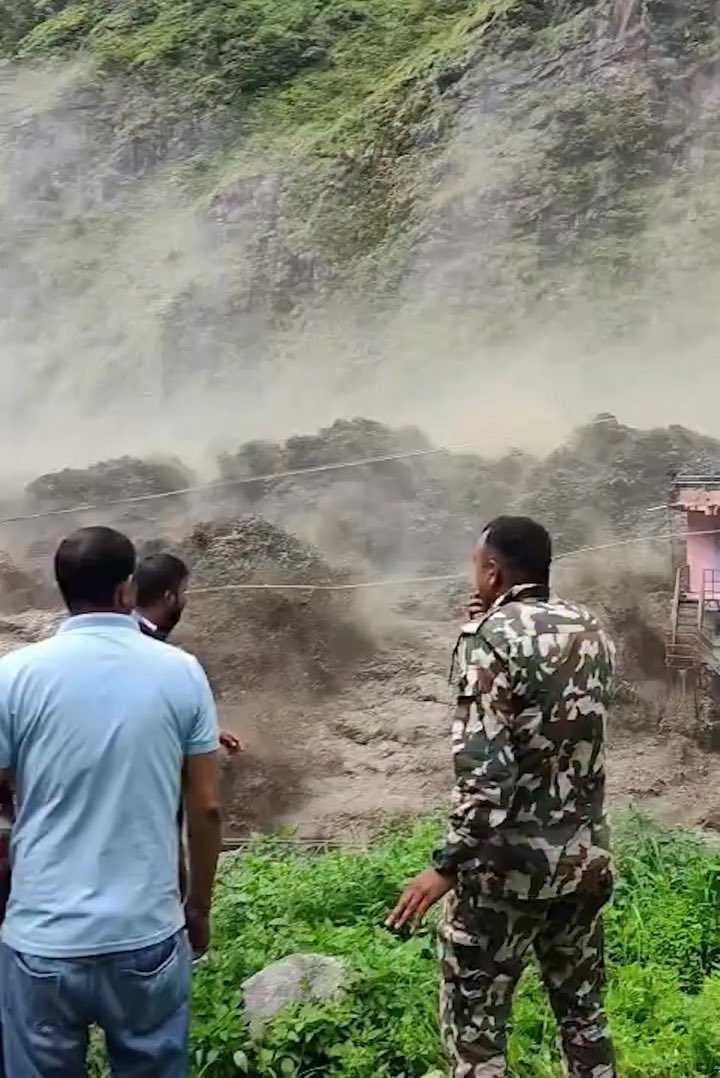 आज बिहान मैलुङ इलाकामा अकस्मात बाढी आएपछि यसरी भयो भागाभाग। #nepal #highlight #everyoneシ゚