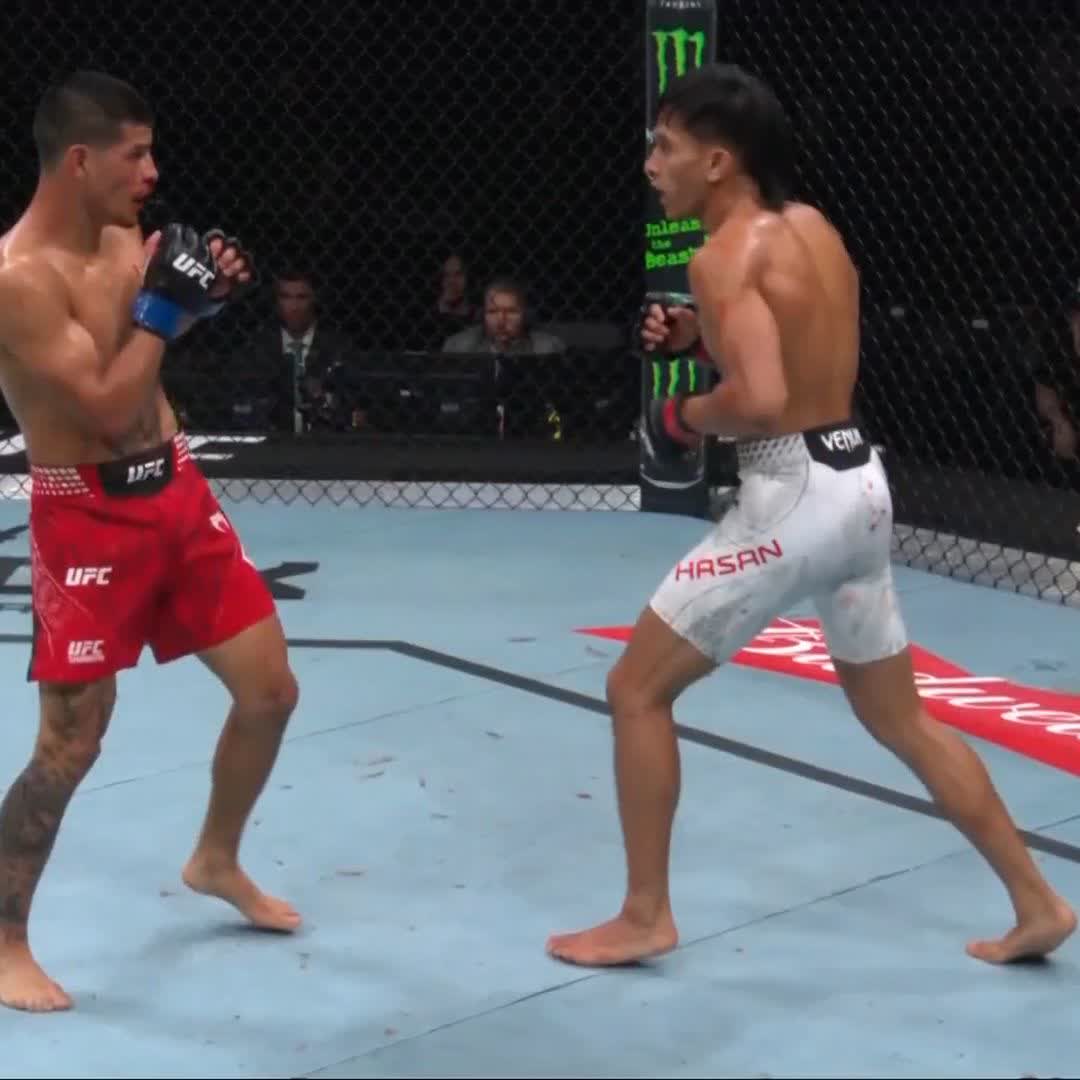 Atlet representasi terbaik Indonesia pekan ini. Bilal Hasan, pemegang sabuk hitam Dan 3 Taekwondo, sabuk biru Brazilian Jiu-Jitsu, dan sarjana Studi Kesehatan dari University of Washington Bothell mencatat debut sempurna di UFC. Dia mengalahkan Nilson Rojas🇵🇪 pada ronde kedua kelas terbang UFC Fight Night Shanghai. Rekor Bilal sekarang 10-0, sebelumnya ke UFC, Bilal adalah juara di CFFC Flyweight dgn 3 kali keberhasilan mempertahankan gelar.