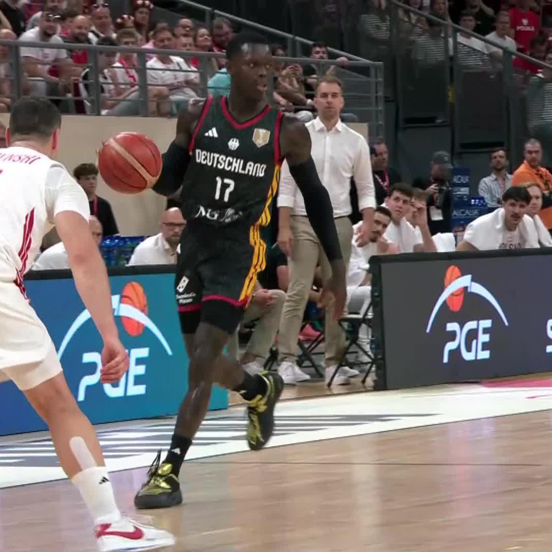 Dennis Schröder dishing out dimes 🔥 Germany and Poland dueling in the Second Round of the FIBA World Cup Qualifiers! (via FIBA Basketball World Cup 🏆)
