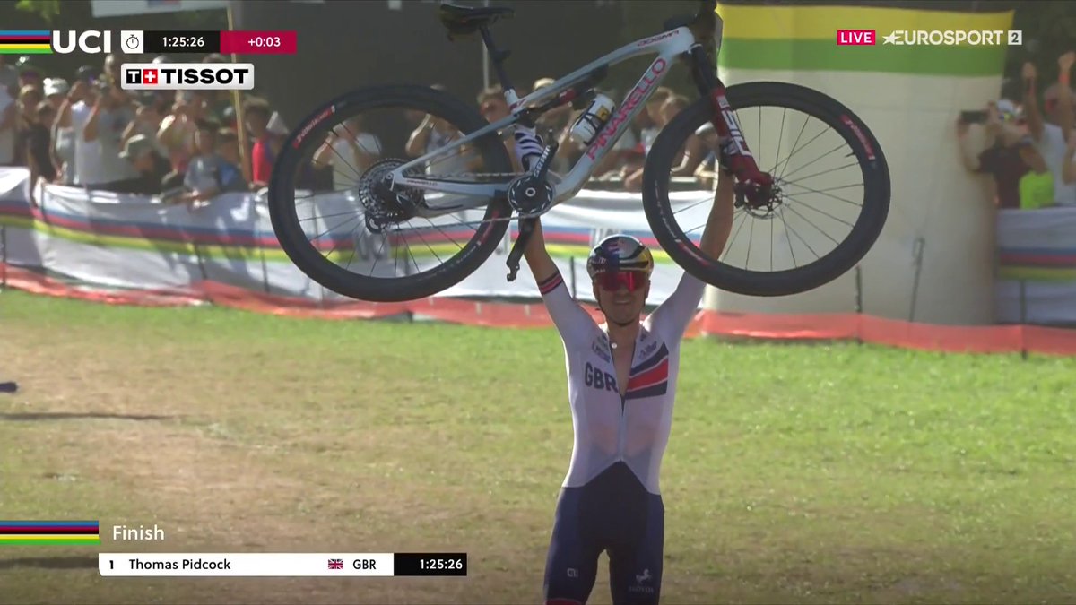 Por orden de 𝑻𝒐𝒎 𝑷𝒊𝒅𝒄𝒐𝒄𝒌 🫡🌈 El británico firma una remontada memorable desde la 34ª posición y se corona campeón del mundo de XCO por segunda vez en su carrera. Van der Poel, desaparecido. #ValdiSole2026