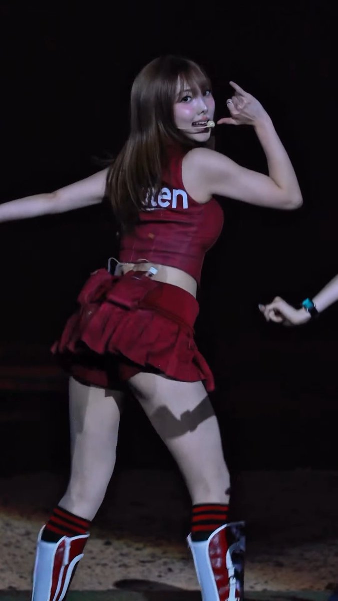 NAYEON WITH BANGS FOR MEEEEEE