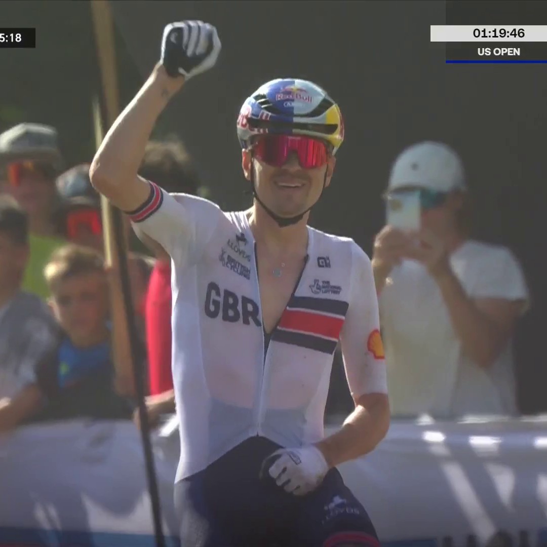 Tom Pidcock champion du monde ! Le Britannique décroche un deuxième titre planétaire en cross-country olympique après celui obtenu en 2023, devant Charlie Aldridge et Cole Punchard. Le premier Français, Adrien Boichis, est 5e #ValdiSole2026