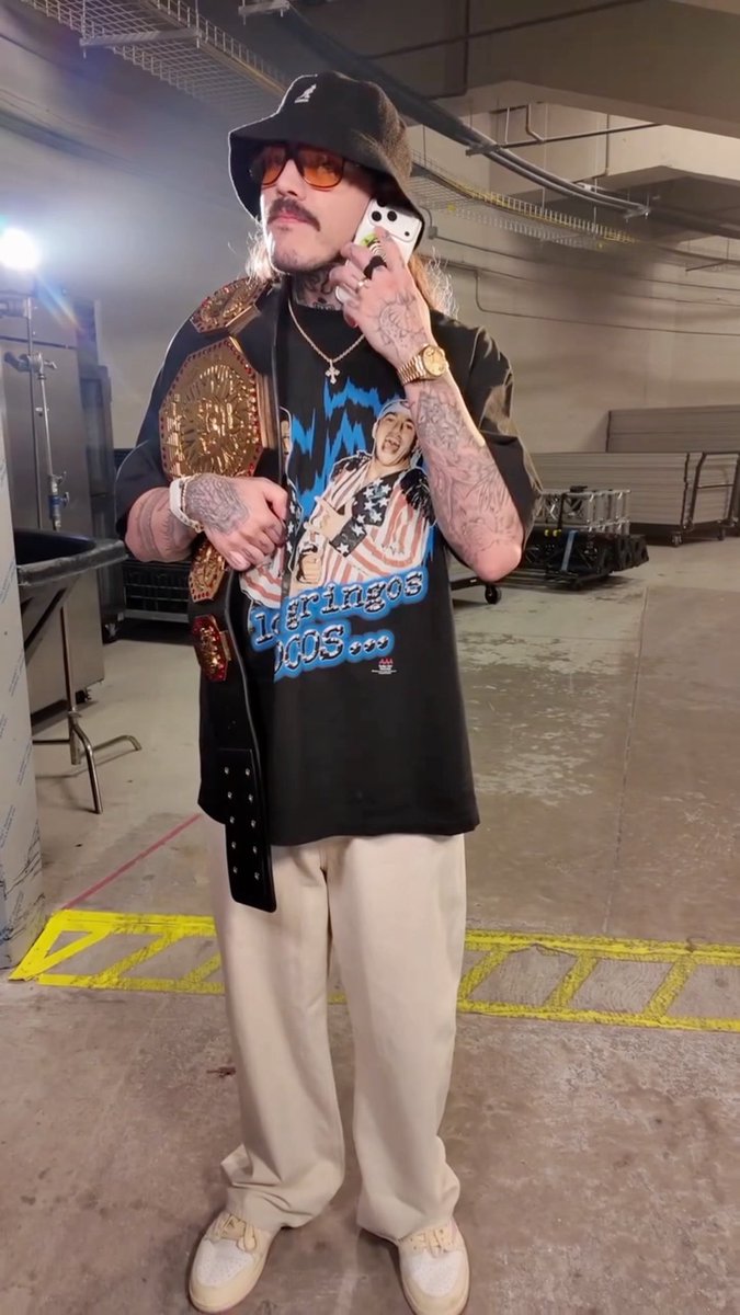 Dominik Mysterio made a phone call to somebody to help him Hmmmmm 🤔 #AAAOlaDeCalor
