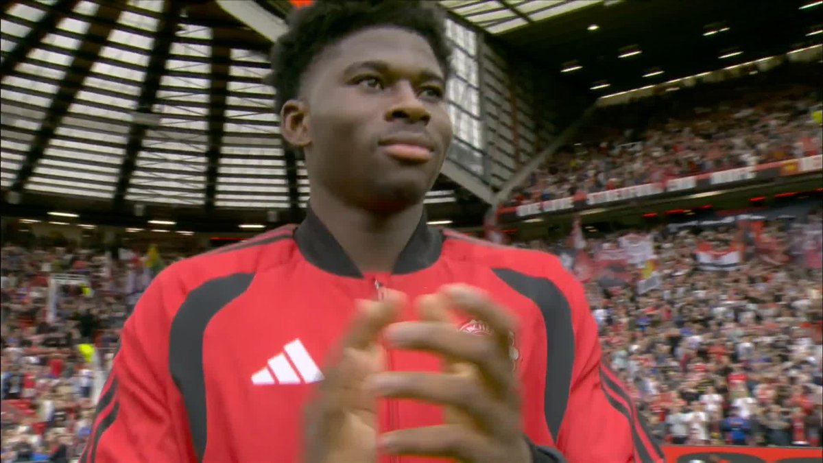 Carlos Baleba is introduced to the Manchester United fans! 👋