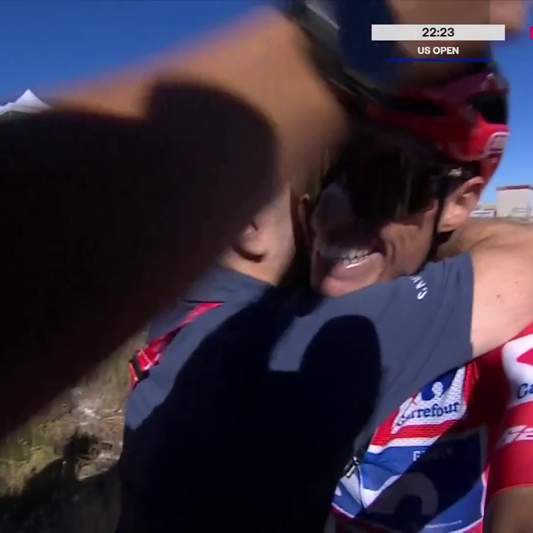 💪 Enric Mas en patron ! Le nouveau maillot rouge de la Vuelta s'impose au sommet de l'Alto de Aitana devant Onley et Roglic Suivez #LaVuelta26 sur Eurosport et HBO Max avec #LesRP