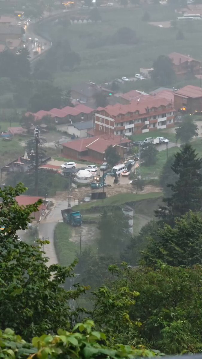 Trabzon Uzungöl’de aniden bastıran yağışın ardından dağdan gelen çamur akıntısı
