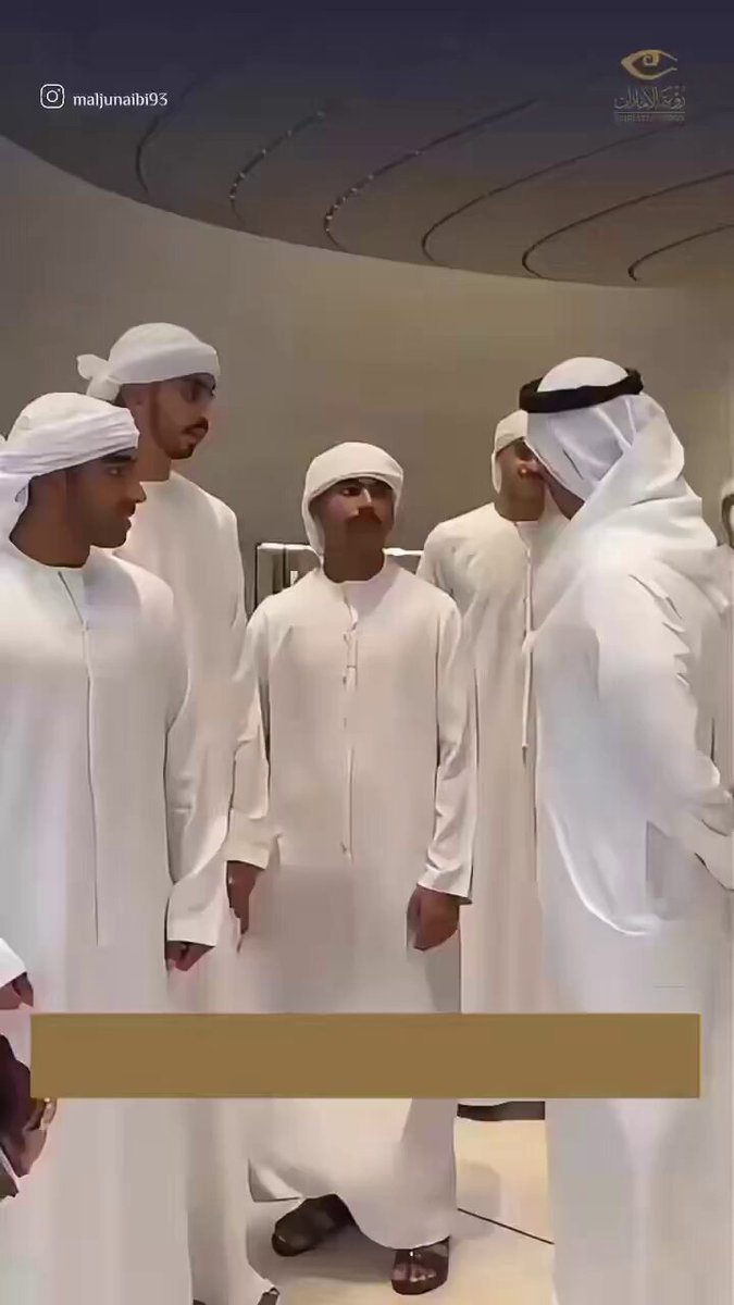 الملفت في هذا المقطع أن معالي محمد خليفة وصل لأكثر من 40 عدة، وتوقف مع المجند، وكان يستطيع يكمل ربما 20 عدة إضافية لو كان بجاهزية كاملة، وهذا أمر ما يقدر عليه إلا 0.05% من سكان العالم. وهذا الشي ملحوظ في الإمارات خلال آخر عشرين سنة؛ أغلب الشعب صار رياضي، يهتم بلياقته ويحافظ على بنيته الجسمانية. المهم خلونا من معاليه والمجند.. أنا أقدر أسوي 120 عدة، منو يتحدى؟ 😏