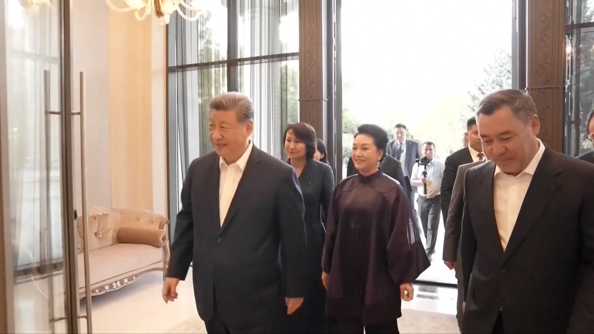 Chinese President #XiJinping has small-group meeting with Kyrgyz president #SCO2026 For more: