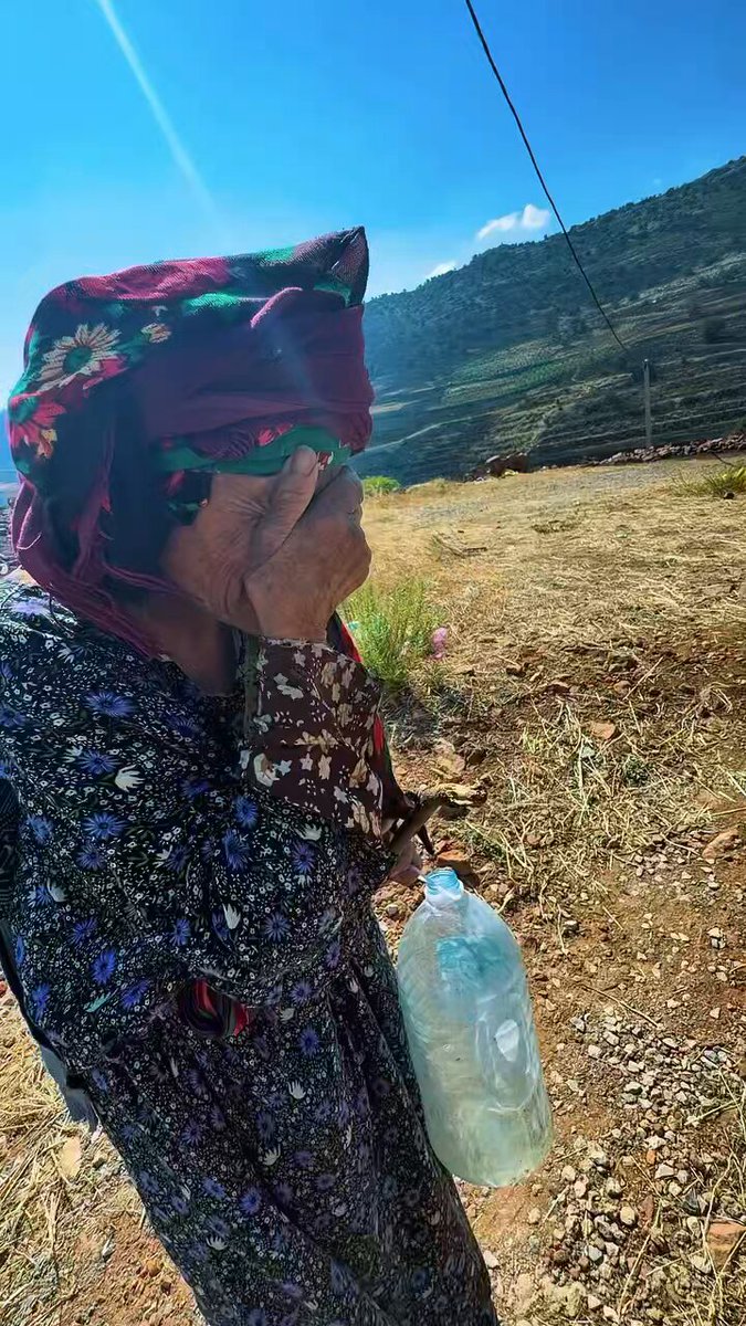 نانا مسعودة تبكي بحرقة على أرضها التي التهمتها النيران 💔🔥 مشهد يُوجع القلب من باتنة… خسارة الأرض والرزق . 📍 باتنة #الجزائر 🇩🇿