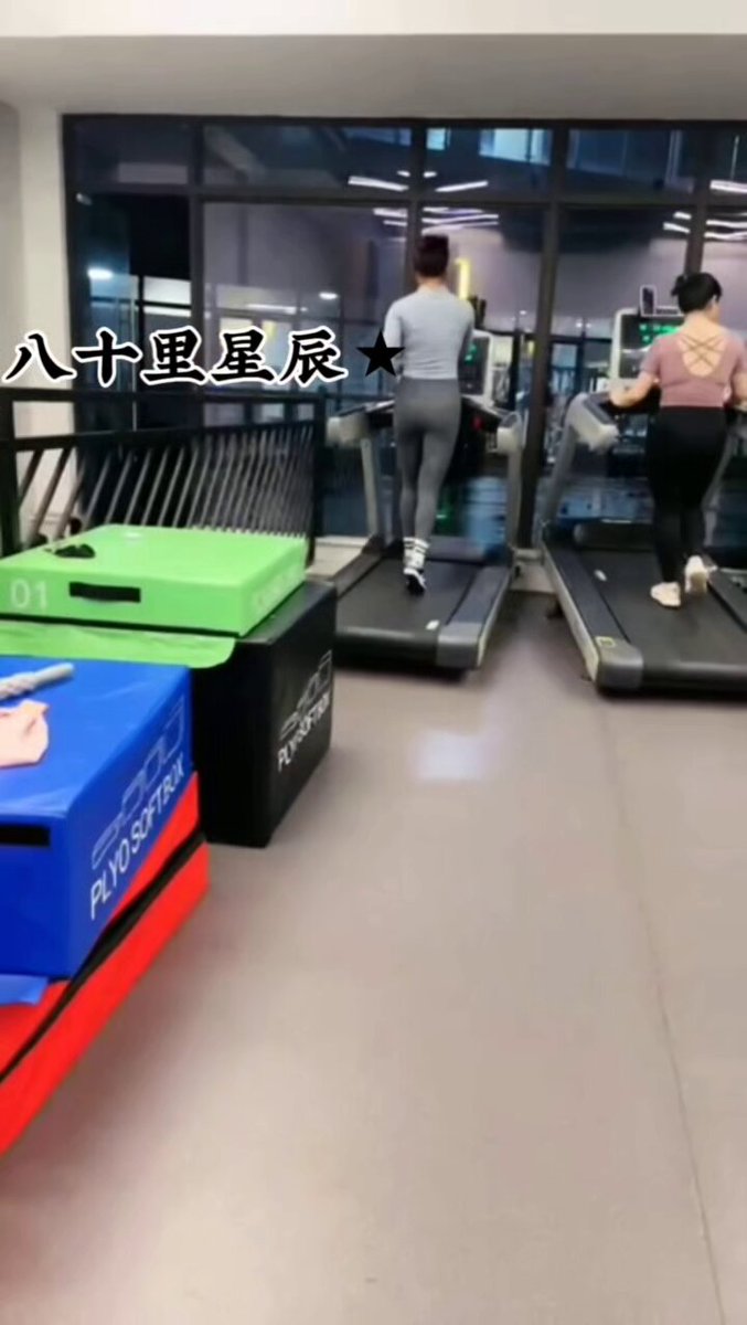 被极品奔驰大姐姐臭脚调教！约我到健身房等她锻炼完，去车上直接当众调教，脱了鞋还冒着热气味道超重，还说她就喜欢我这样贱的，全程辱骂都不用引导，被臭脚玩脸强插嘴里，脚上都是汗，袜子塞嘴里被抽耳光... #调教 #女王 #舔脚 #耳光 #踩脸 #羞辱 #绿帽 #踩射 福利预览群: