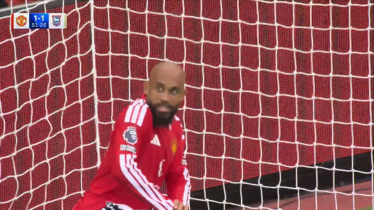 "HOW has he missed?!" Bryan Mbeumo misses a golden opportunity to put Man Utd in front 😬