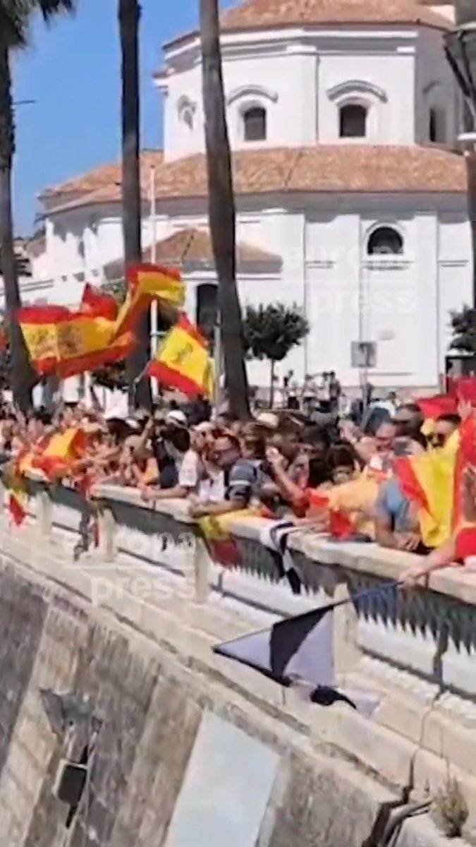 Una 'Armada de la Solidaridad' y una concentración motera llenan la bahía de Ceuta de banderas de España con lemas como "Ceuta no se vende, Ceuta se defiende" y "Un caballa nunca se rinde"