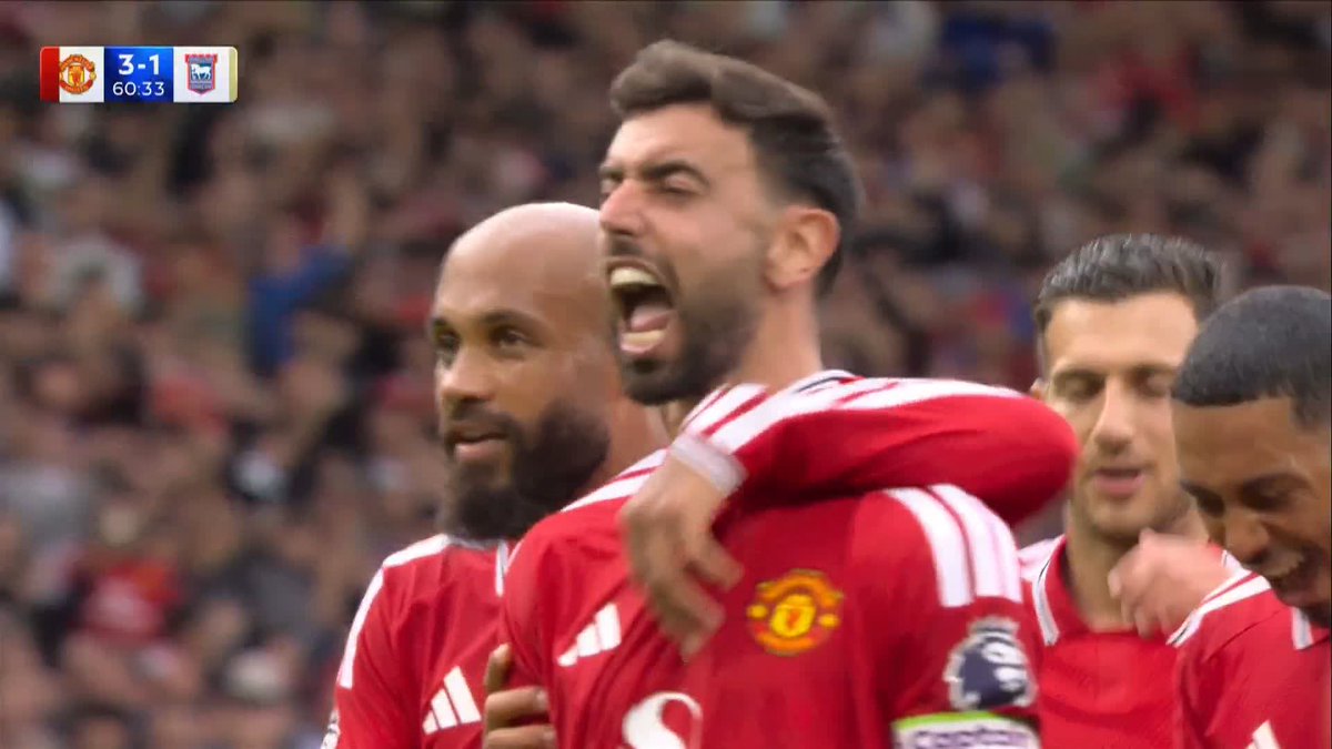 Bruno Fernandes makes it 3-1 to Manchester United from the spot 🎯