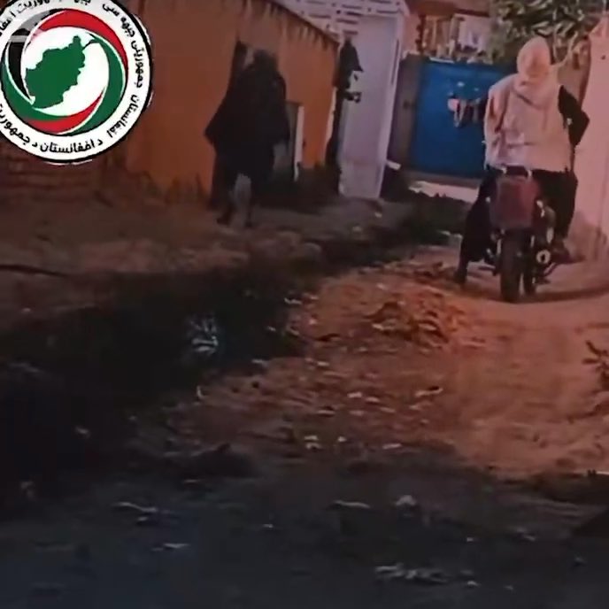 من در زندگی‌ام چنین طالبی را با اینگونه گشتار ندیده ام، باز آنهم عضو استخبارات باشد. موترسایکل واقعی اما تفنگچه پلاستیکی است و صدای فیر هم به ویدیو اضافه شده. نکته جالب طریقه مردن نفر است که آهسته‌گگ‌ خوده به زمین انداخت. حتی نفر قدیفه هم پوشیده و حرکتی رفته که افشا نشود.