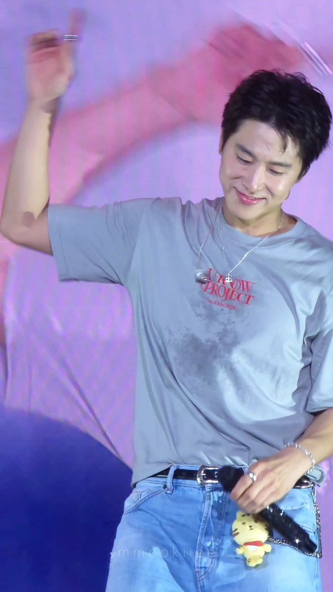 หลังๆ ก็ยอมรับตามตรงว่าเราตามพี่ยุนน้อยลงแล้ว ไม่ค่อยได้ดูรายการหรือตามข่าวเค้าสักเท่าไหร่ ตามแค่ผ่านๆ จากแอคค่ายบ้าง หรือเวลาที่เห็นผ่านทามไลน์ แต่ถ้าเค้ามีคอนที่ไทยยังไงก็ต้องไป เราเพิ่งสมัครเม็มเพื่อกดบัตรด้วยซ้ำ อยากเห็นพี่ยุนใกล้ๆ เพราะไม่ได้เจอนานมากกกก เพลงใหม่ๆ ก็ไม่ค่อยได้เปิดฟัง มาเริ่มไล่ฟังเพลลิสต์ในคอนสองวันก่อนจะไปดูคอนเอง คิดว่าตัวเองคงจะไม่ตื่นเต้นหรอก แต่พอได้เห็นพี่เค้าในคอนอีกครั้งมันดันตื่นเต้นขึ้นมาเฉยๆ เหมือนได้กลับไปตกหลุมรักอีกครั้งอ่ะ พี่ยุนยังคงเป็นพี่ยุนคนเดิม คนที่เป็นรักแรกในการติ่ง คนที่เป็นส่วนหนึ่งเป็นความทรงใจในชีวิตในหลายๆ ช่วงของเรา เป็นคนที่เติบโตมาด้วยกัน ยังคงเป็นพี่ยุนที่แสนดี อบอุ่น อ่อนโยนและเต็มที่กับทุกการแสดงเสมอ สายตาน้ำเสียงเวลาที่เค้าคุยหรือมองแฟนคลับก็ยังเป็นแบบเดิม แม้ความนิยมในไทยจะลดน้อยลงไปตามกาลเวลา จากคนดูหลักหมื่นสู่หลักพัน แต่พี่ยุนไม่เคยดรอปคุณภาพการแสดงของตัวเองลงเลย ตอบแทนแฟนคลับได้อย่างคุ้มค่าบัตรสุดๆ หลังจากคอนจบ สิ่งที่ตัวเองรับรู้ได้เลยว่าแม้ในวันที่เราต่างก็เติบโต เค้าก็ยังคงเป็นความสุขเล็กๆ เป็นส่วนหนึ่งในชีวิตของเราเหมือนอย่างเคย ยังคงเป็นพื้นที่ความทรงจำที่มีค่าเหมือนเก่า คอนครั้งหน้าก็หวังว่าพี่ยุนจะกลับมาแสดงที่ไทยอีกนะคะ 🥺💕