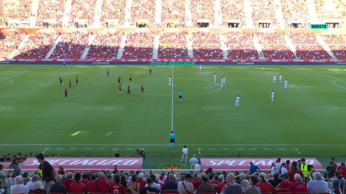 ¡SON MOIX EN PIE PARA APOYAR A CEUTA! 👏 La afición del Mallorca dio su apoyo a los jugadores del equipo ceutí en su reivindicación #LALIGAHYPERMOTION