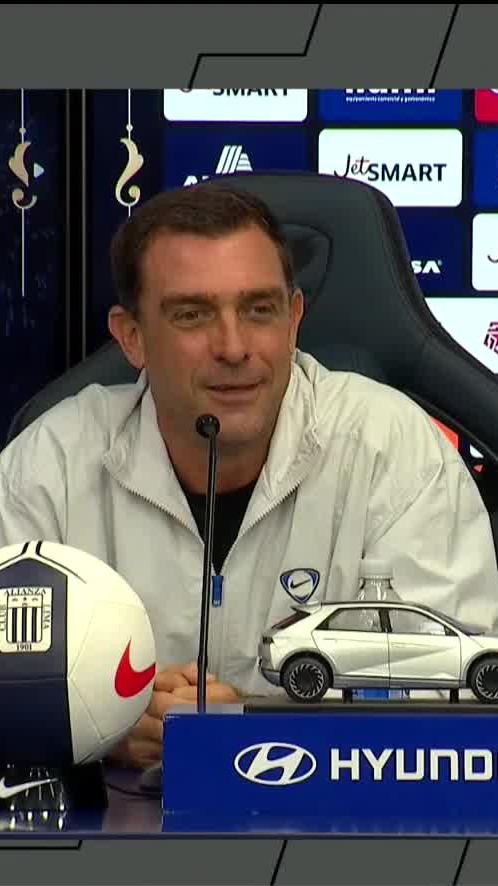 🎙️Pablo Guede: "Es la primera vez que perdemos en casa, así que ¡qué bueno que tuvieron que pasar 24 partidos!". "Lo asusté a Huamán, que lo quería para este domingo, y al siguiente día tu amigo lo sacó en la prensa. Esa es la gente que tenemos dentro del club". #AlianzaLima 📺 Conoce cómo ver L1MAX en vivo 👉 #Liga1 #TorneoClausuraXL1MAX