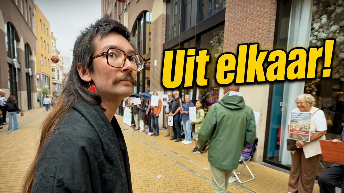Boomers belagen Eppo! Het houdt niet op: demonstranten die niet gewoon rustig kunnen blijven staan, maar de camera opzoeken en hun bordjes in het beeld drukken. Gelukkig worden ze door mededemonstranten nu zelf tot de orde geroepen: ”Uit elkaar!” 🎥