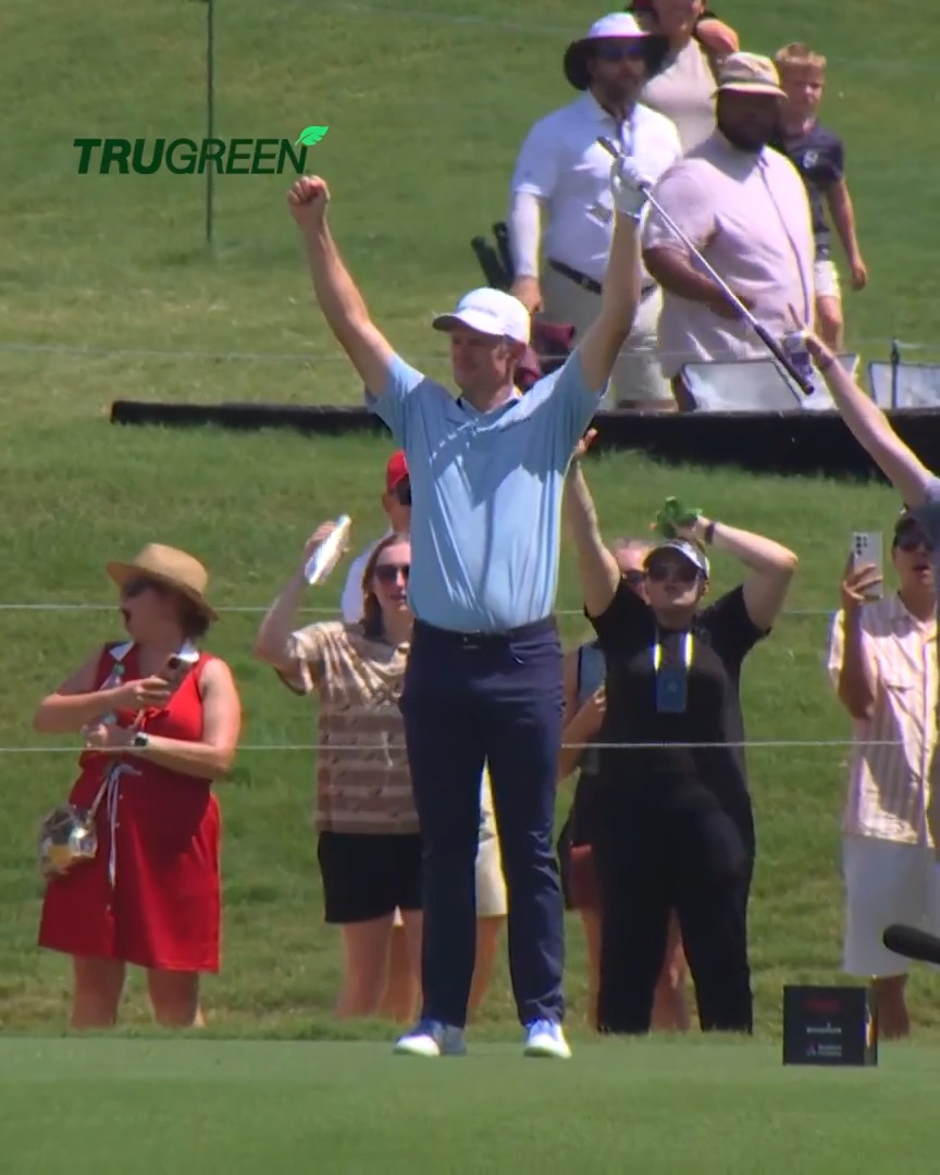 🚨 SLAM DUNK ACE 🚨 Justin ROSE makes a hole-in-one at the 9th, the hardest hole on the course TOUR Championship! (Presented by TruGreen)