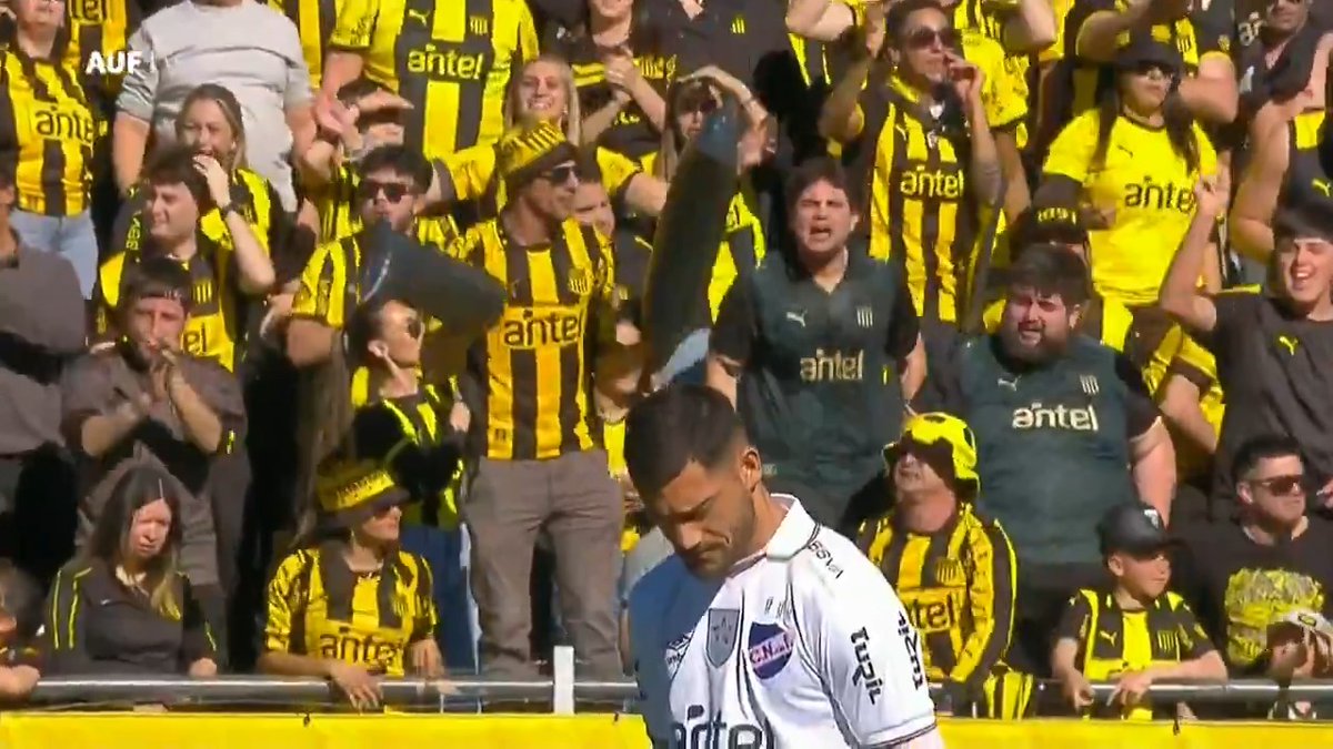 UN ÍCONO DE URUGUAY: emotivo minuto de silencio por el fallecimiento de Rubén Rada en la previa al Superclásico entre Peñarol y Nacional. 📺 #DisneyPlus Plan Premium