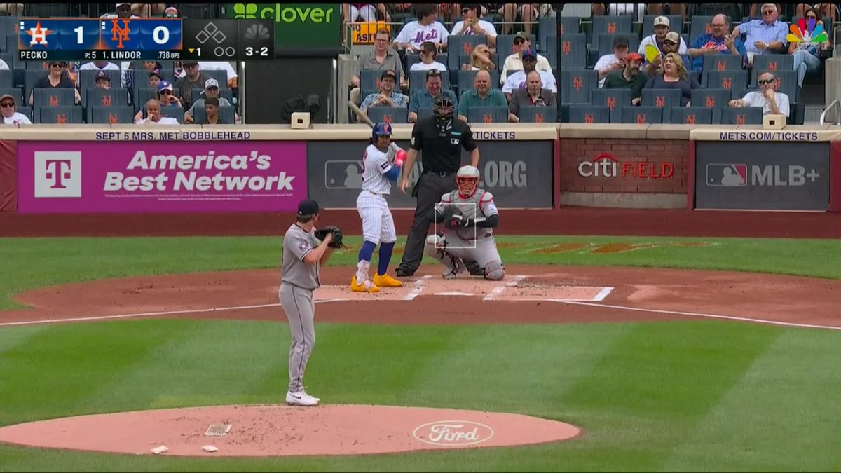Francisco Lindor with a leadoff home run to tie the game! 🍎