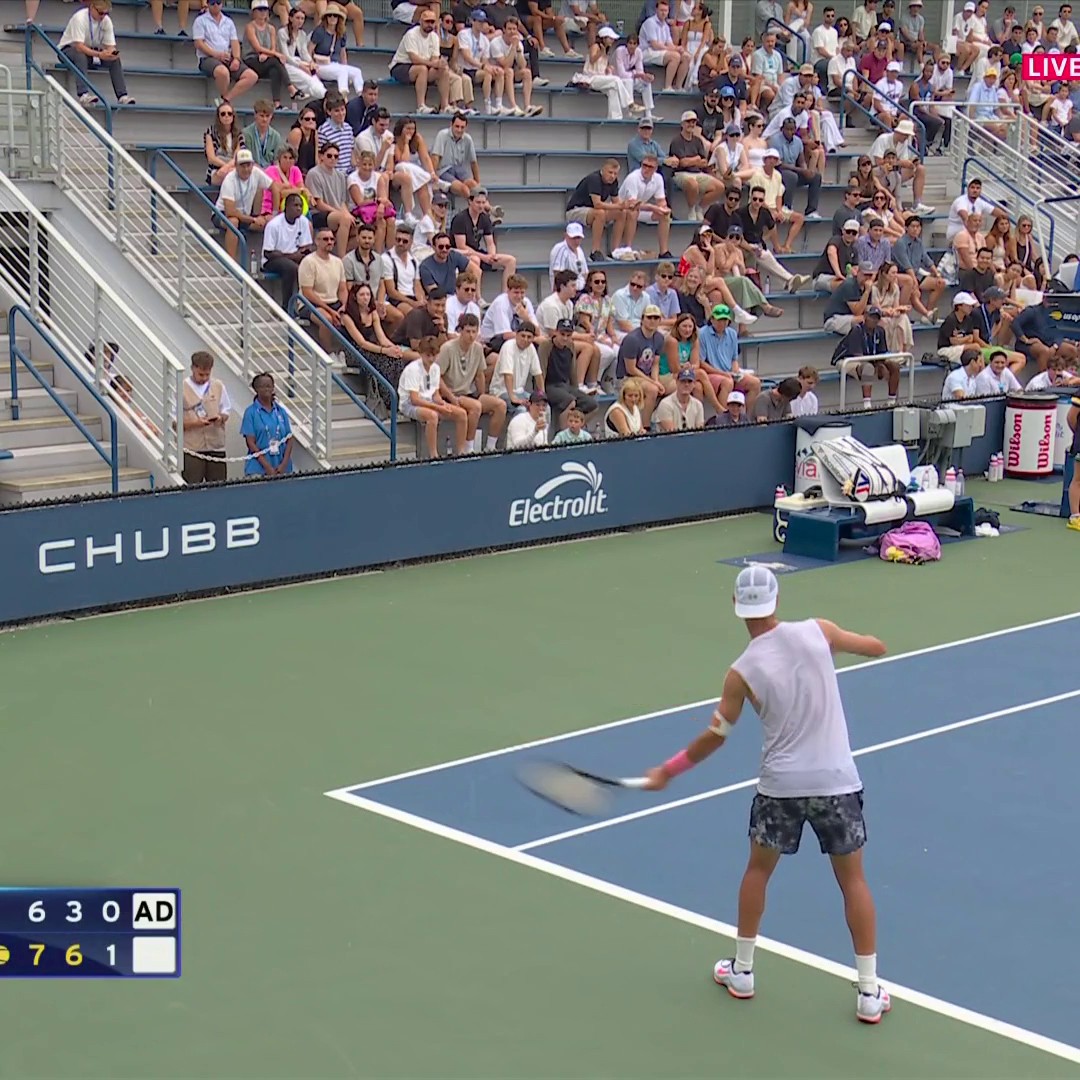 LA TUILE POUR ATMANE 😱🇫🇷 Alors qu’il menait par deux sets d’avance et un break dans la dernière manche, Terence Atmane est victime de sévères crampes contre Jaume Munar au premier tour de l’US Open…
