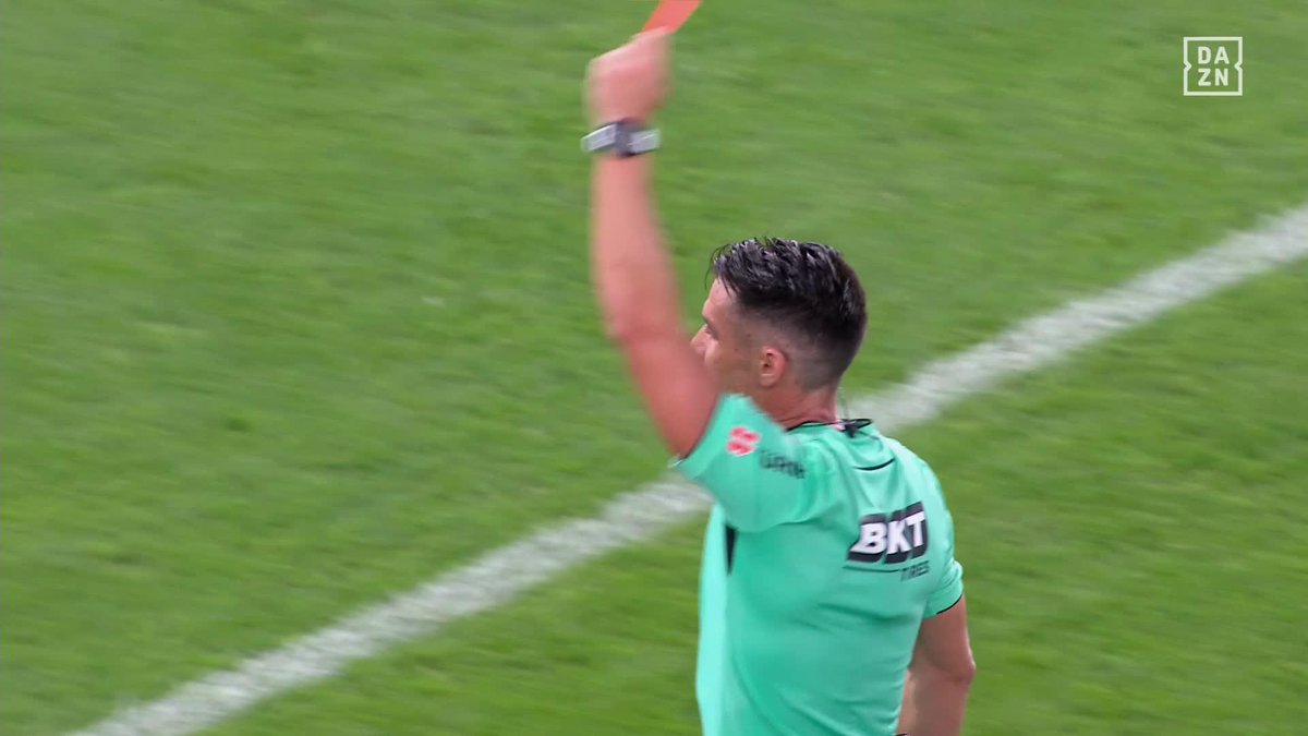 ⚽️ #DeporValencia ⌚️ Min. 90+2 🟥 A la calle Adrià Altimira 🧐 El defensor ve una amarilla por sujetar, y luego, otra mas por 'piar' 🤔 No se que debe protestar, pues la primera amarilla es clara 🎥 DAZN España