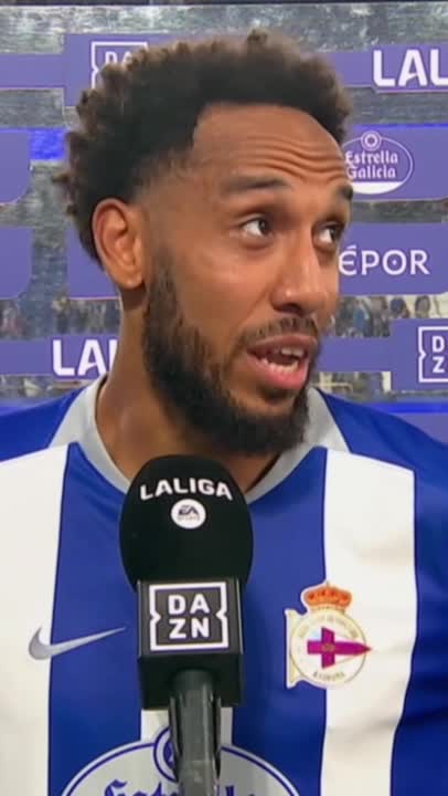 "La gente me hace reír" 🗣️ Aubameyang, enamorado de la afición del Dépor 💙🤍 #LALIGAenDAZN⚽️