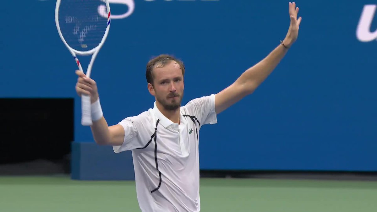 Businesslike 👔 Daniil Medvedev sees off qualifier Gaston 6-4, 6-2, 6-4!