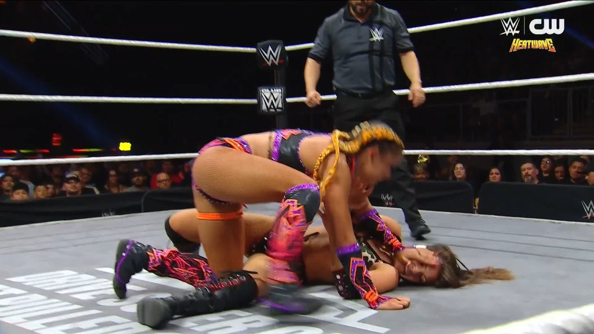 Kelani Jordan goes after the ear of Kendal Grey, but the champ was a step ahead! 🤩