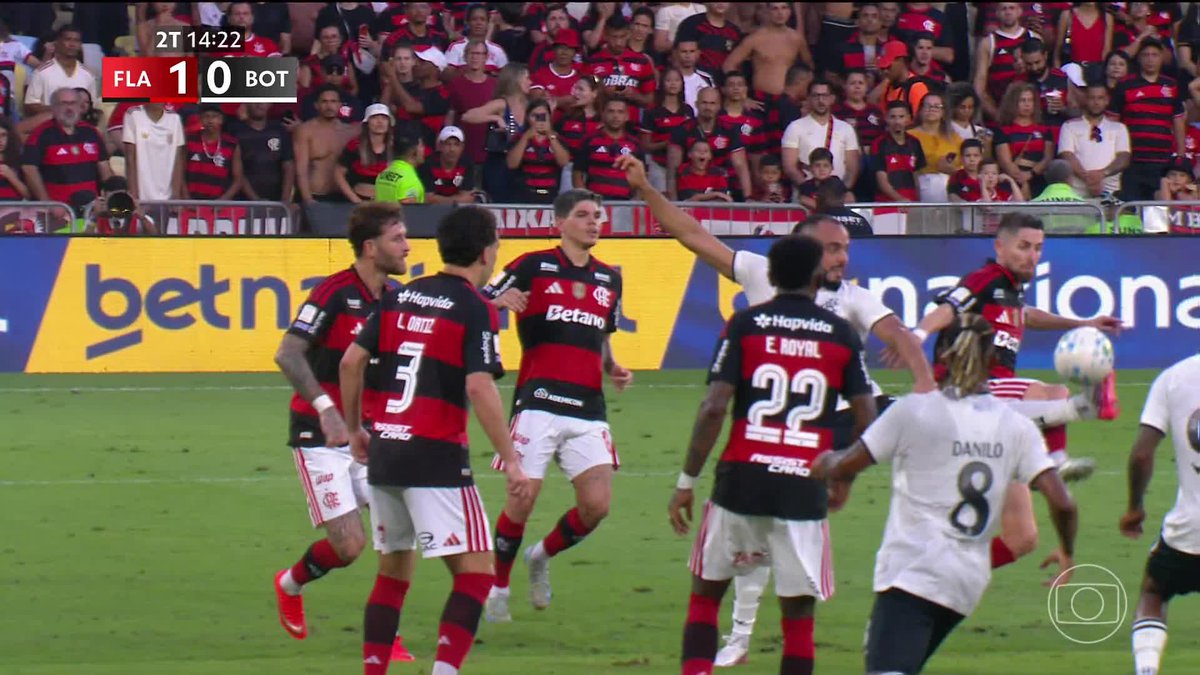 Botafogo pediu pênalti contra o Flamengo nesse lance de Pulgar, mas a arbitragem mandou seguir. Opiniões? 🎥 TV Globo | ge